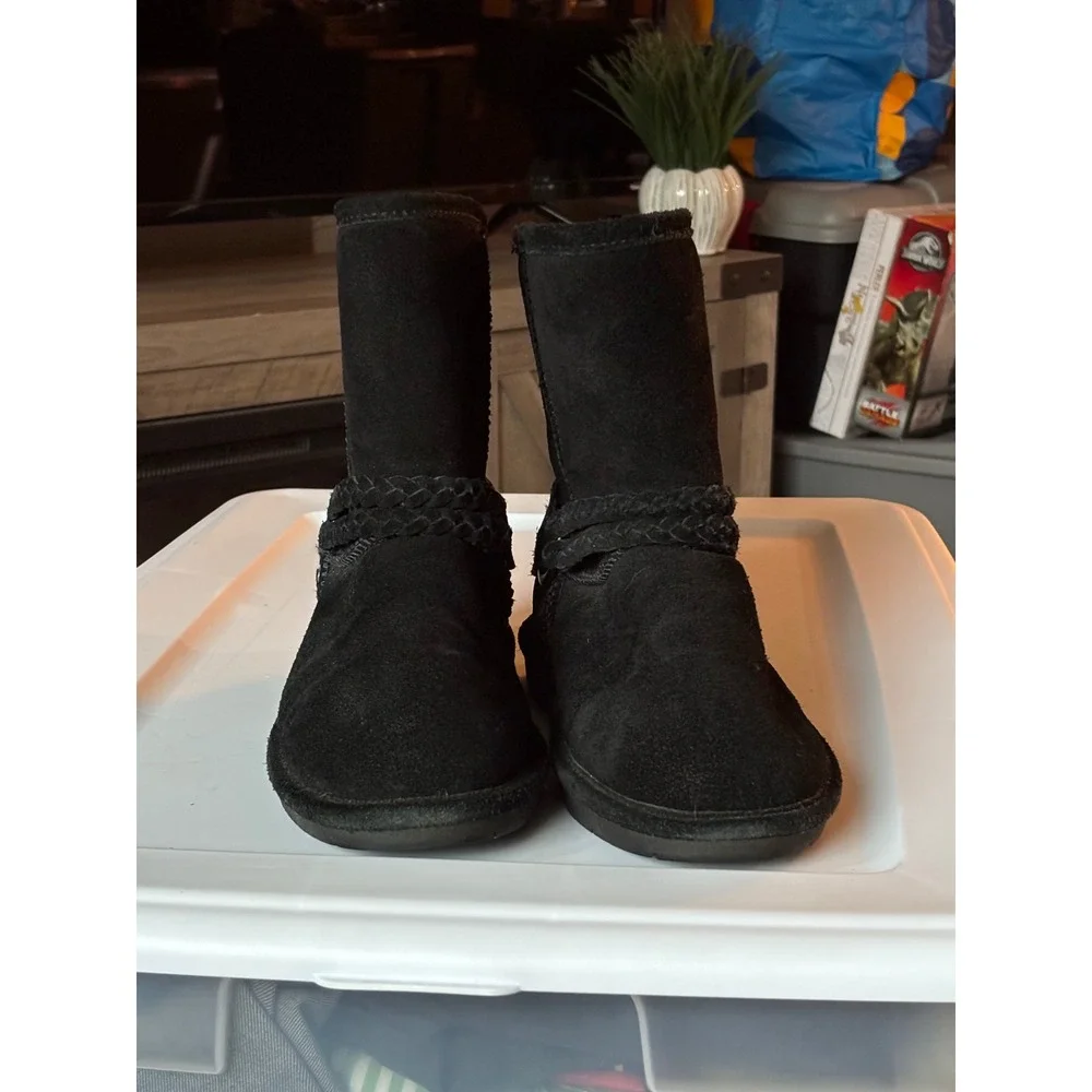 Bearpaw Youth Emma Black Suede Braided Strap O-Ring Winter Boots Size 5 Kids